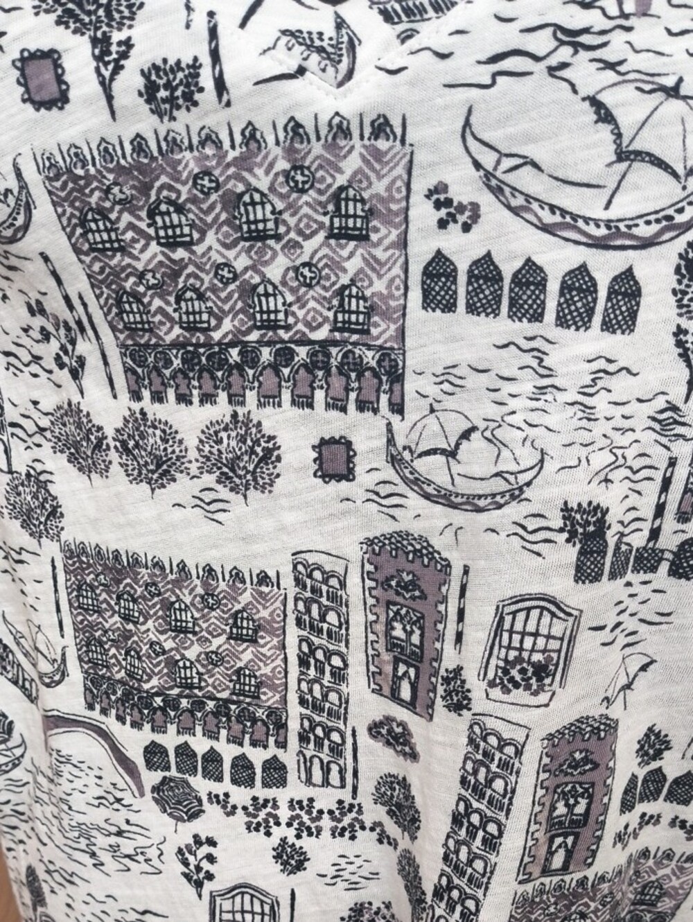 Cynthia Rowley Women's Venice Cityscape Black & White Illustrated V-Neck Tee 2X - Picture 4 of 6
